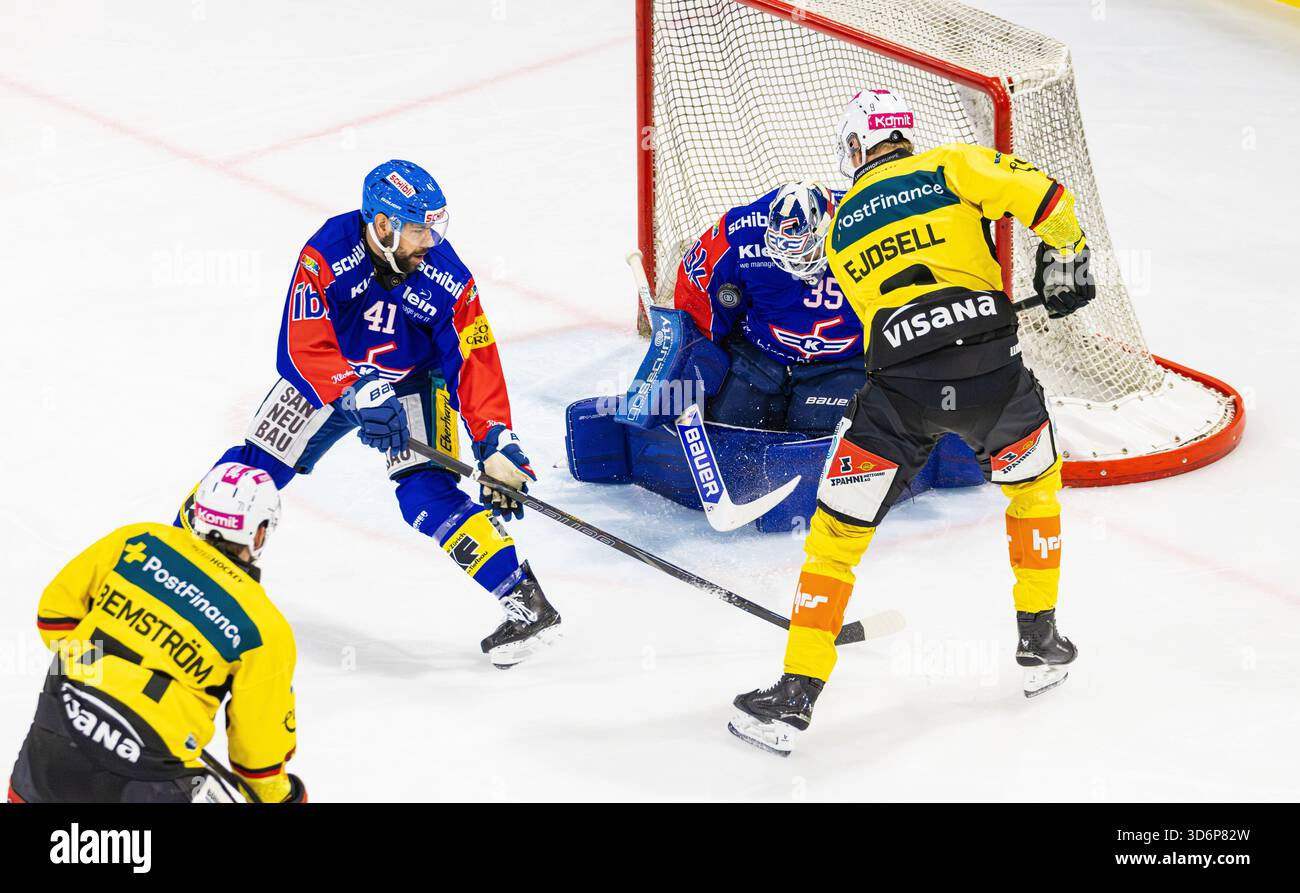 Kloten, Schweiz, 21. November 2025: #9 Victor Ejdsell (Bern) schießt den Puck auf Torwart #35 Ludovic Waeber (Kloten). Verteidiger #41 Leandro Profico (Kloten) versucht, das Stück zu stören. (Foto: Andreas Haas/dieBildmanufaktur) Credit: DieBildmanufaktur/Alamy Live News Stockfoto