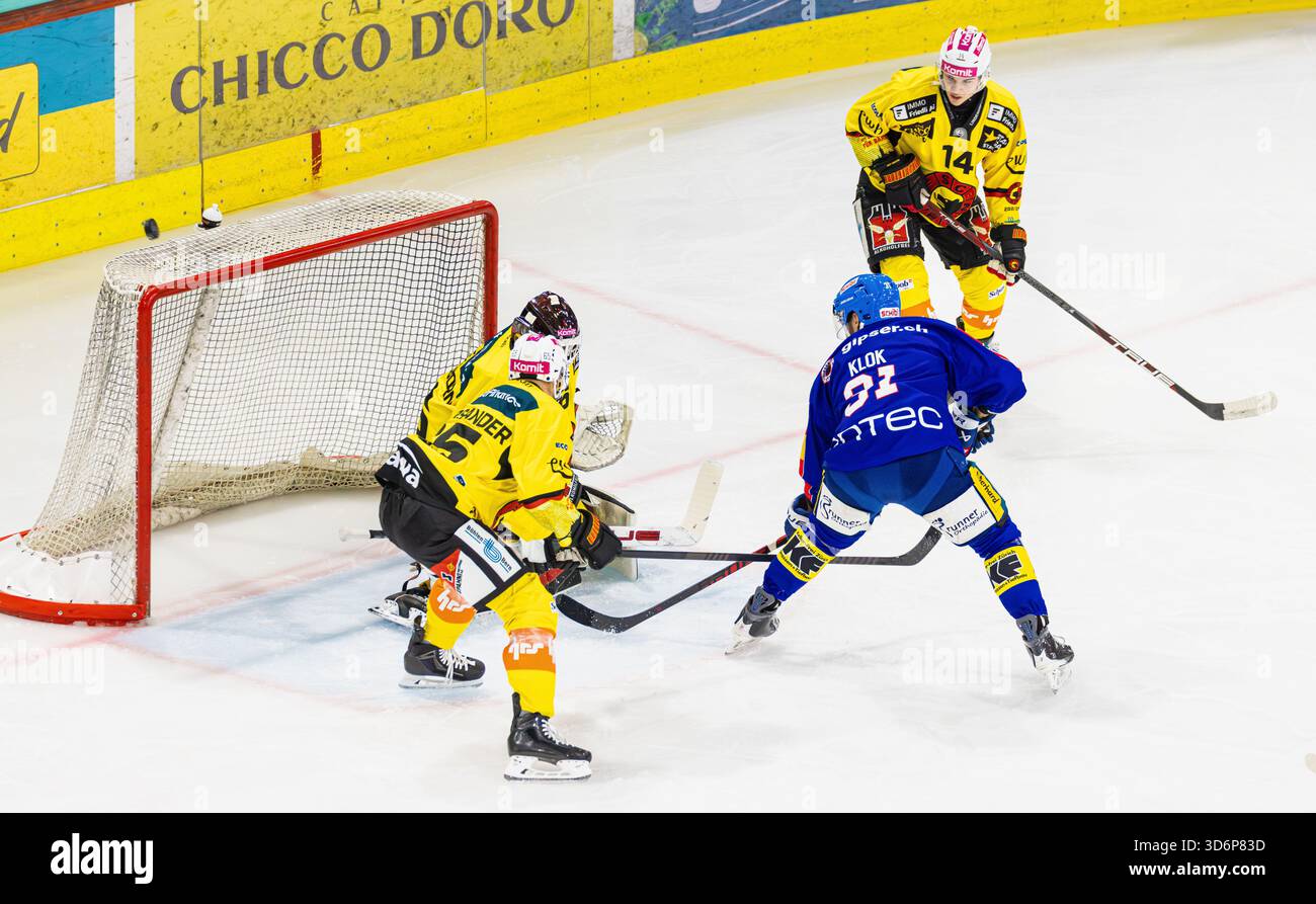 Kloten, Schweiz, 21. November 2025: #31 Lukas Klok (Kloten) lenkt den Puck über das Tor von Torwart #36 Adam Reideborn (Bern) ab. #14 Louis Fullemann und #65 Ramon Untersander (beide Bern) sehen sich das Stück an. (Foto: Andreas Haas/dieBildmanufaktur) Credit: DieBildmanufaktur/Alamy Live News Stockfoto