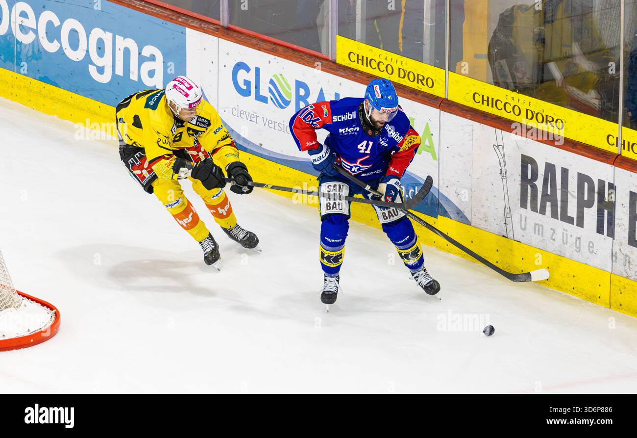 Kloten, Schweiz, 21. November 2025: #9 Victor Ejdsell (Bern), der gegen #41 Leandro Profico (Kloten) vorwegnimmt. (Foto: Andreas Haas/dieBildmanufaktur) Credit: DieBildmanufaktur/Alamy Live News Stockfoto