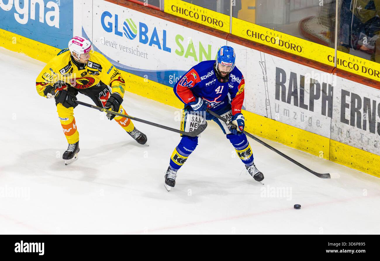 Kloten, Schweiz, 21. November 2025: #9 Victor Ejdsell (Bern), der gegen #41 Leandro Profico (Kloten) vorwegnimmt. (Foto: Andreas Haas/dieBildmanufaktur) Credit: DieBildmanufaktur/Alamy Live News Stockfoto