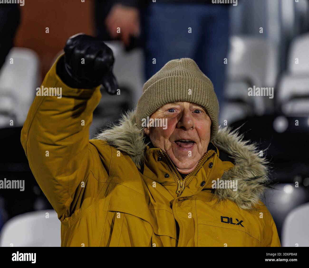 Das City Stadium, Glasgow, Schottland, Großbritannien. November 2025. Queen’s Park V Ross County, William Hill Scottish Championship. Ross County-Fan reagiert auf das Spiel, das aufgrund eines gefrorenen Spielfeldes kurz vor dem Start abgesagt wurde. Titel: WM Sport Media / Alamy Live News Stockfoto