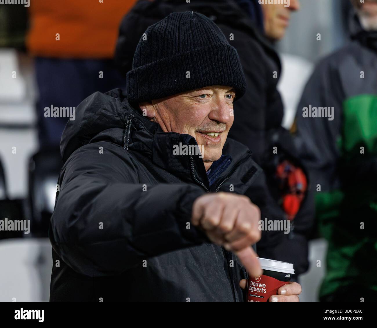 Das City Stadium, Glasgow, Schottland, Großbritannien. November 2025. Queen’s Park V Ross County, William Hill Scottish Championship. Ross County-Fan reagiert auf das Spiel, das aufgrund eines gefrorenen Spielfeldes kurz vor dem Start abgesagt wurde. Titel: WM Sport Media / Alamy Live News Stockfoto