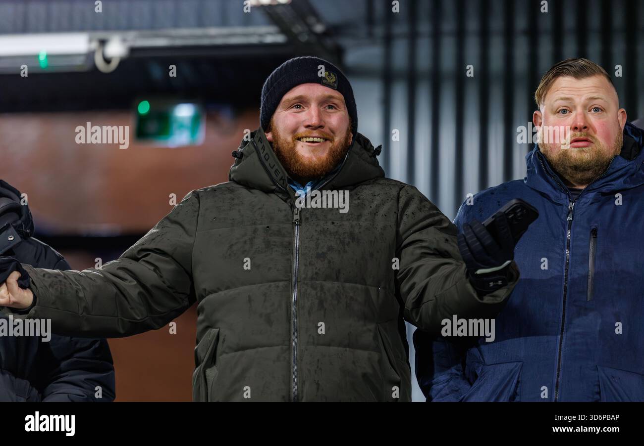 Das City Stadium, Glasgow, Schottland, Großbritannien. November 2025. Queen’s Park V Ross County, William Hill Scottish Championship. Ross County-Fan reagiert auf das Spiel, das aufgrund eines gefrorenen Spielfeldes kurz vor dem Start abgesagt wurde. Titel: WM Sport Media / Alamy Live News Stockfoto