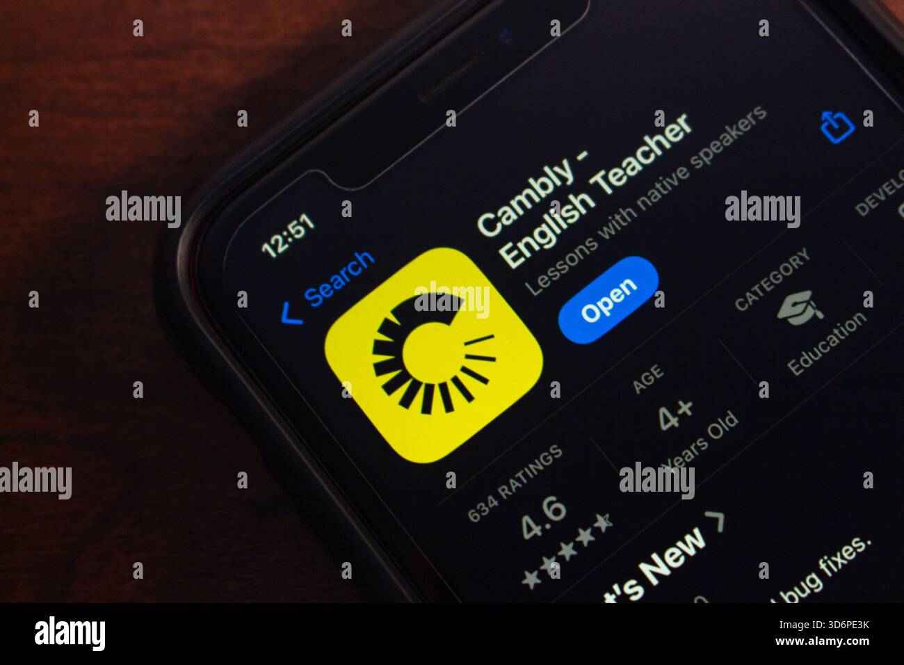 Nahaufnahme des Smartphone-Bildschirms mit der App-Seite „Englisch lernen“ von Cambly im App Store, auf der Sprachunterricht und mobile Lernwerkzeuge hervorgehoben werden. Stockfoto