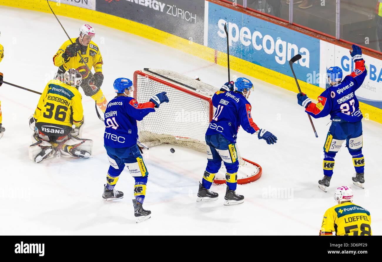 Kloten, Schweiz, 21. November 2025: In der 32. Minute feierte Keanu Derungs mit #11 das dritte Tor Klotens und erzielte es mit 3:0, zusammen mit seinen Teamkollegen #27 Deniss Smirnovs und #91 Reto Schappi (alle Kloten). Torhüter #36 Adam Reideborn und #43 Alain Graf (beide Bern) wurden geschlagen. (Foto: Andreas Haas/dieBildmanufaktur) Credit: DieBildmanufaktur/Alamy Live News Stockfoto