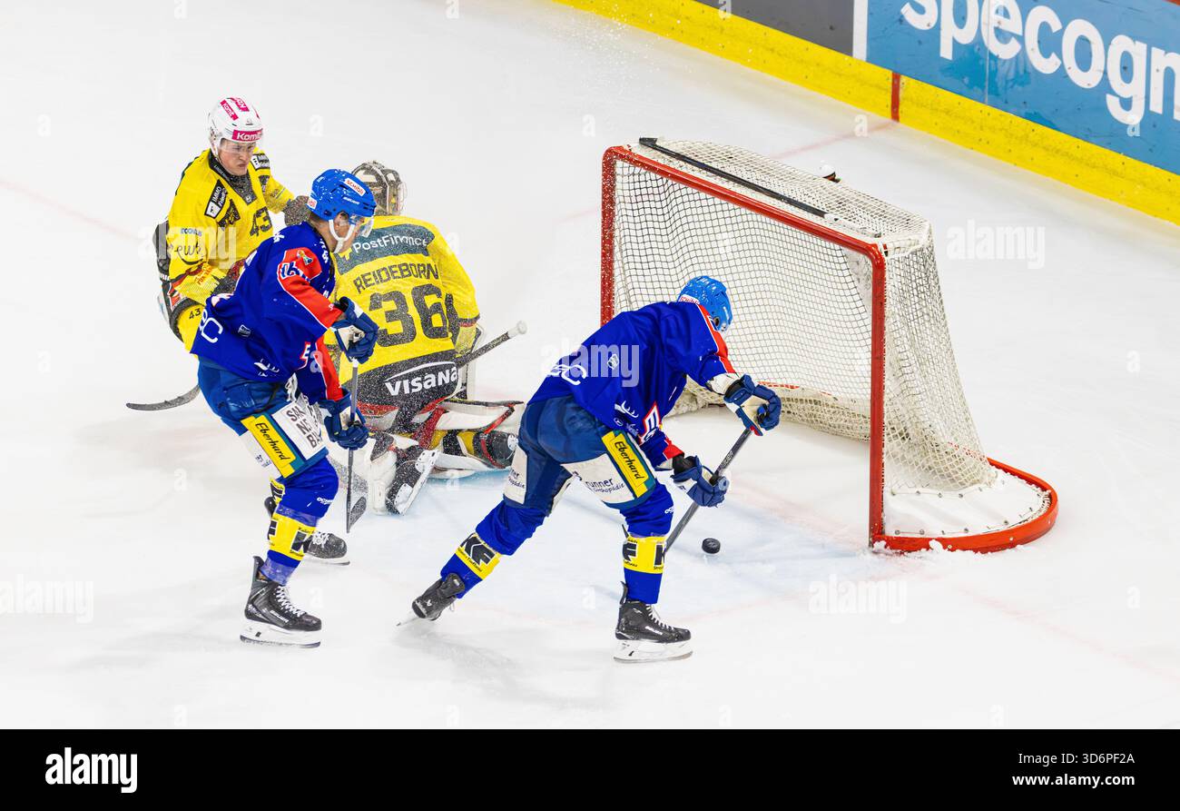 Kloten, Schweiz, 21. November 2025: In der 32. Minute kapitulierte die Nummer 11 Keanu Derungs (Kloten) mit einem Rückstoß von Torhüter #36 Adam Reideborn (Bern). Das Ergebnis war 3:0. #43 Alain Graf (Bern) kam zu spät. (Foto: Andreas Haas/dieBildmanufaktur) Credit: DieBildmanufaktur/Alamy Live News Stockfoto
