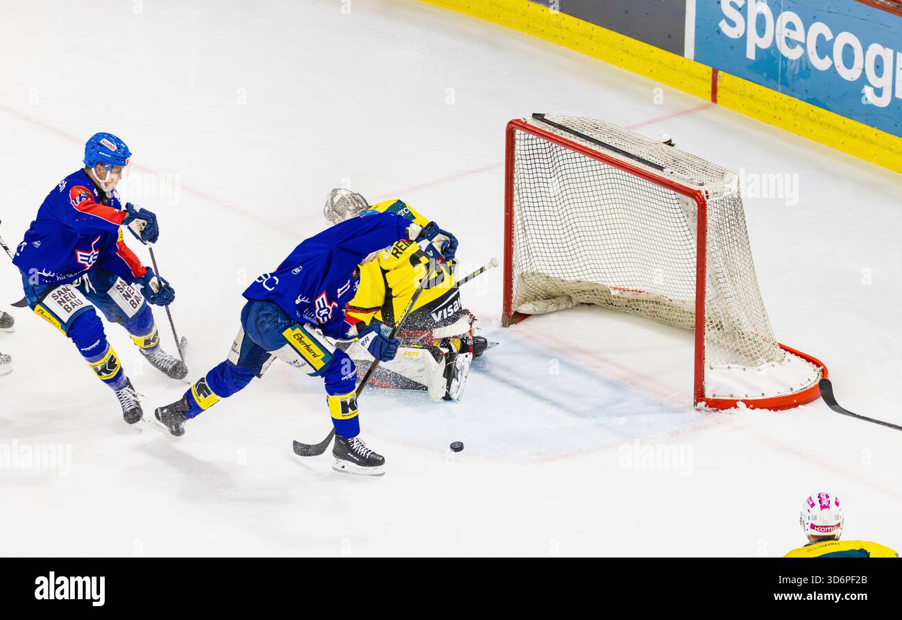 Kloten, Schweiz, 21. November 2025: In der 32. Minute kapitulierte die Nummer 11 Keanu Derungs (Kloten) mit einem Rückstoß von Torhüter #36 Adam Reideborn (Bern). Ergebnis 3-0. (Foto: Andreas Haas/dieBildmanufaktur) Credit: DieBildmanufaktur/Alamy Live News Stockfoto