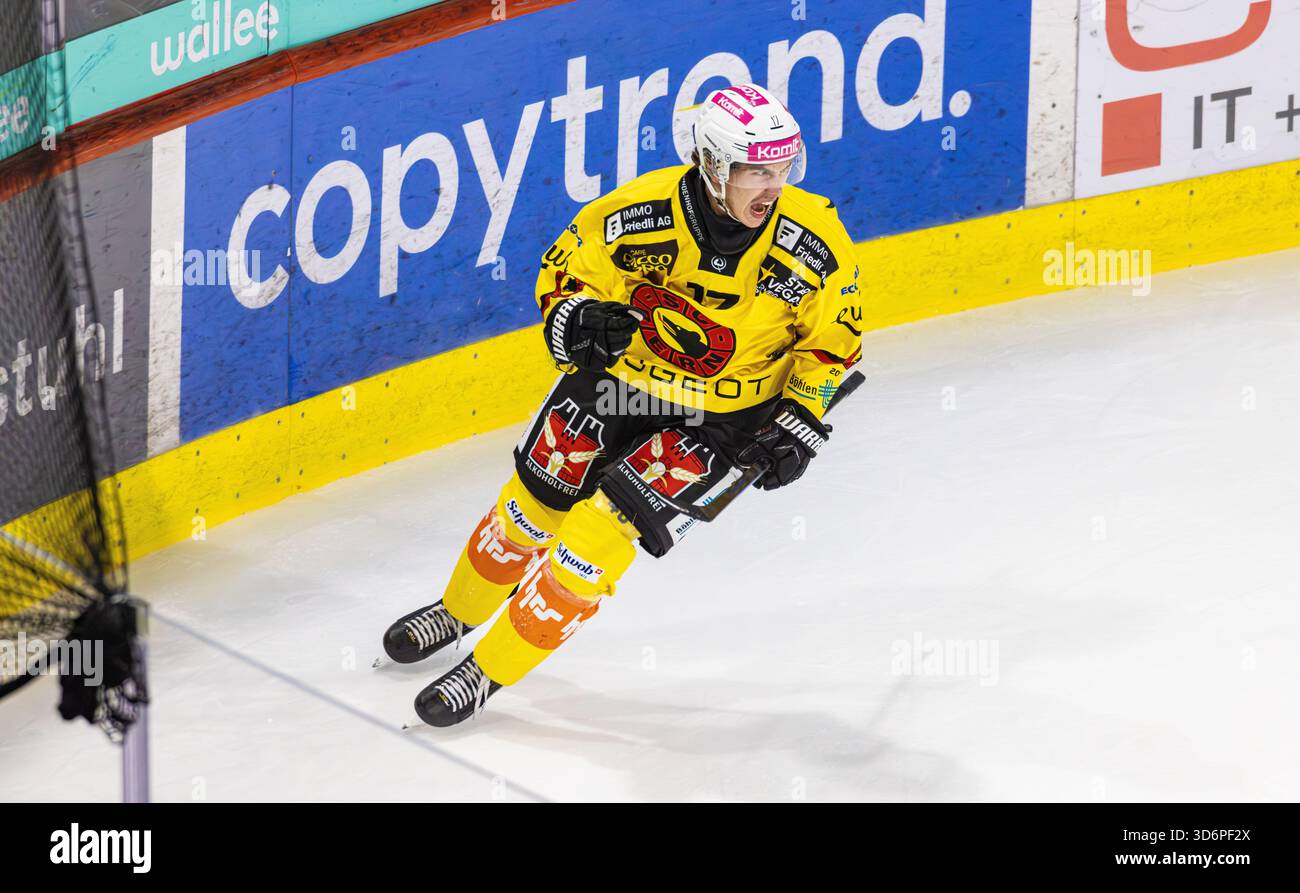 Kloten, Schweiz, 21. November 2025: 34. Minute #17 Levin Moser (Bern) erzielt das 3:1. (Foto: Andreas Haas/dieBildmanufaktur) Credit: DieBildmanufaktur/Alamy Live News Stockfoto