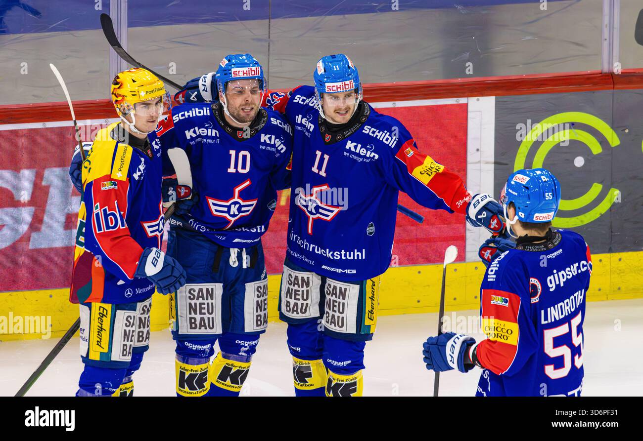 Kloten, Schweiz, 21. November 2025: In der 22. Minute erzielte Brandon Gignac Platz 10 und schaffte es mit 2:0. Torschütze Petteri Puhakka, #11 Keanu Derungs und #55 Max Lindroth (alle aus Kloten) feiern mit dem Torschütze. (Foto: Andreas Haas/dieBildmanufaktur) Credit: DieBildmanufaktur/Alamy Live News Stockfoto