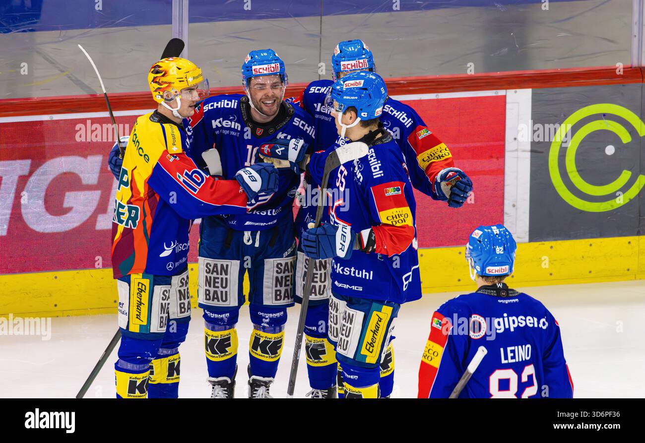 Kloten, Schweiz, 21. November 2025: In der 22. Minute erzielte Brandon Gignac Platz 10 und schaffte es mit 2:0. Torschütze Petteri Puhakka, #11 Keanu Derungs, #55 Max Lindroth, #82 Robert Leino (alle aus Kloten) feiern mit dem Torschütze. (Foto: Andreas Haas/dieBildmanufaktur) Credit: DieBildmanufaktur/Alamy Live News Stockfoto