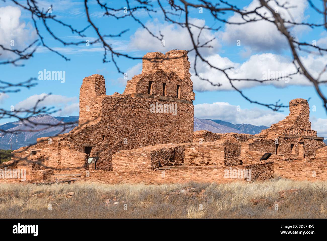 Mountainair, NM, USA-6. Dezember 2024: Historische Ruinen spanischer Missionsgebäude am Salinas Pueblo Missions National Monument. Stockfoto