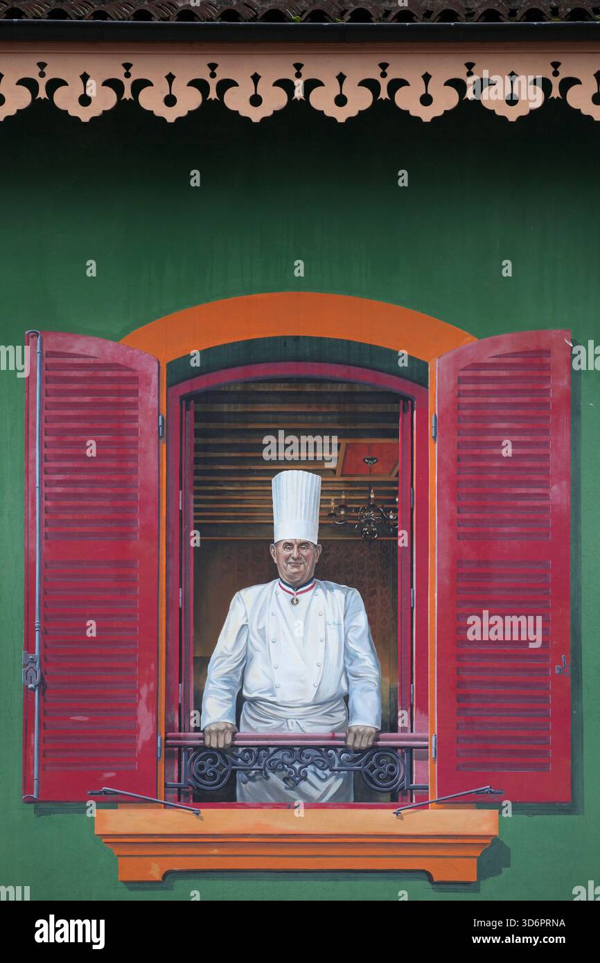 Fassade des Restaurants Paul Bocuse mit seinem Porträt. Paul Bocuse, 3 Sterne im Michelin-Guide, ist ein berühmter französischer Koch der Welt Stockfoto
