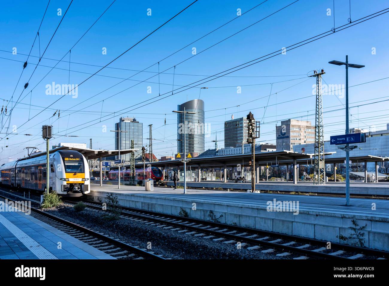 Die Skyline der Innenstadt von Dortmund, vom Hauptbahnhof aus gesehen, Rhein-Ruhr-Express, RRX Zug, RE4, NRW, Deutschland Skyline DO *** die Skyline der Dortmunder Innenstadt, vom Hauptbahnhof aus gesehen, Rhein-Ruhr-Express, RRX-Zug, RE4, NRW, Deutschland Skyline DO Stockfoto