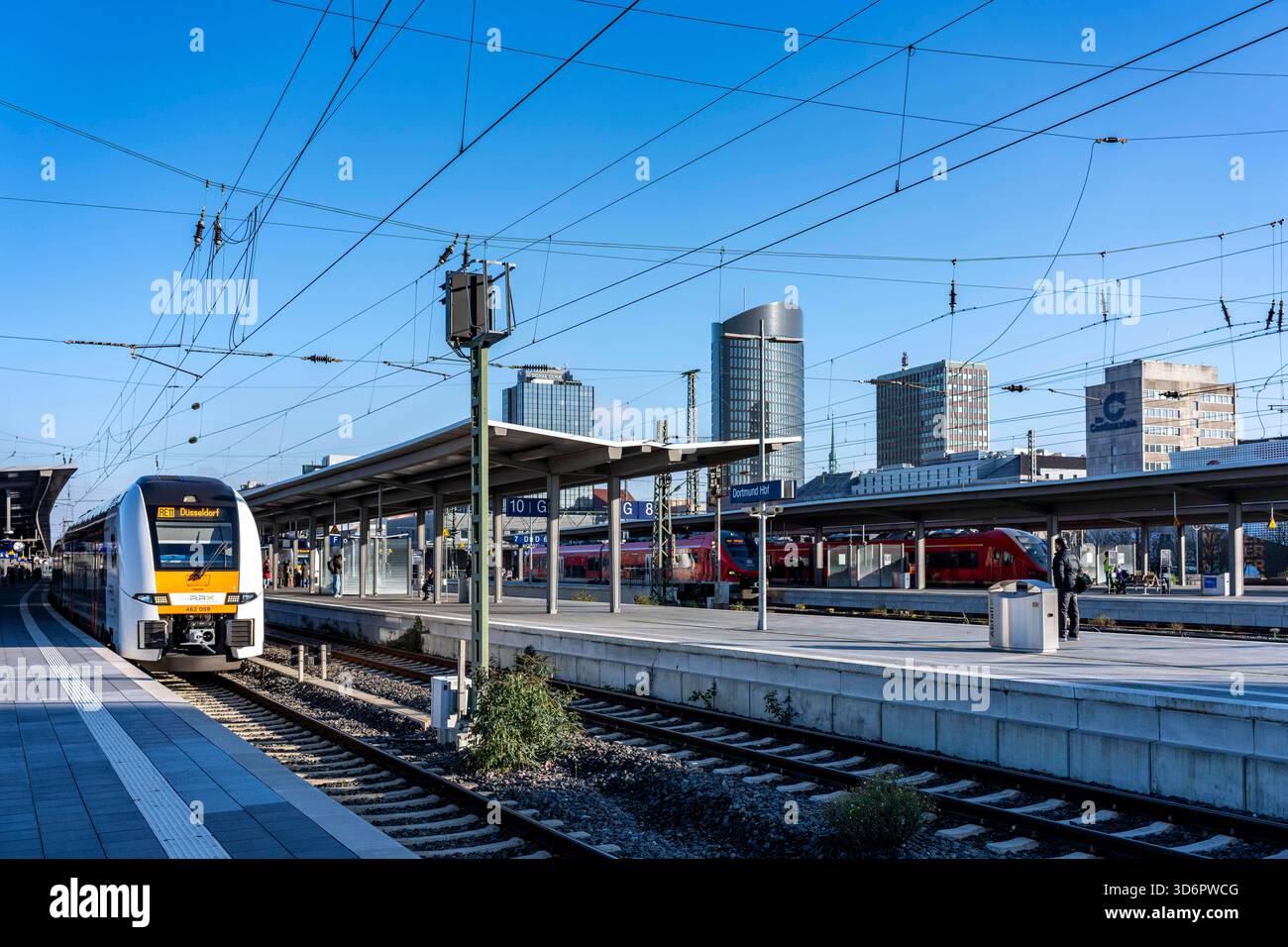Die Skyline der Innenstadt von Dortmund, vom Hauptbahnhof aus gesehen, Rhein-Ruhr-Express, RRX Zug, RE11, NRW, Deutschland Skyline DO *** die Skyline der Dortmunder Innenstadt, vom Hauptbahnhof aus gesehen, Rhein-Ruhr-Express, RRX-Zug, RE11, NRW, Deutschland Skyline DO Stockfoto