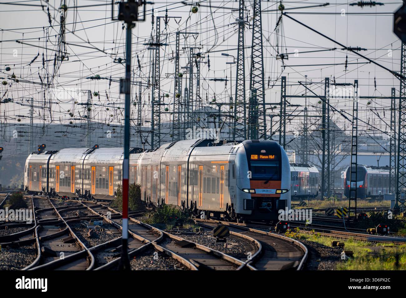 Nahverkehr Züge auf den Gleisen, westlich des Hauptbahnhofs von Dortmund, S-Bahn, RRX Zug, NRW, Deutschland HBF DO *** Nahverkehr Züge auf den Gleisen, westlich des Dortmunder Hauptbahnhofs, S-Bahn, RRX Zug, NRW, Deutschland Hauptbahnhof DO Stockfoto