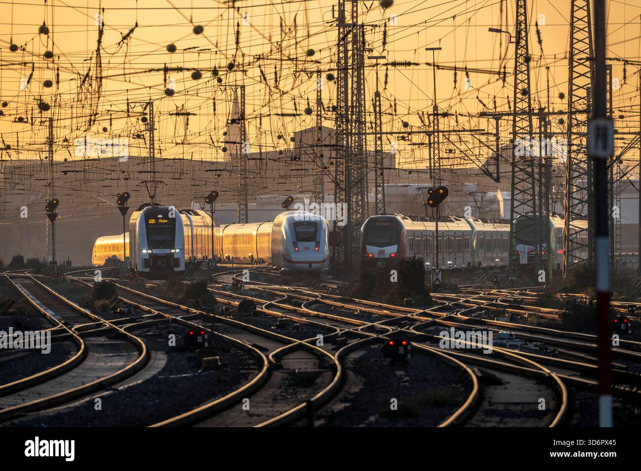 Nahverkehr Züge auf den Gleisen, westlich des Hauptbahnhofs von Dortmund, ICE, RRX Zug, NRW, Deutschland HBF DO *** Lokalzüge auf den Gleisen, westlich des Dortmunder Hauptbahnhofs, ICE, RRX Zug, NRW, Deutschland Hauptbahnhof DO Stockfoto