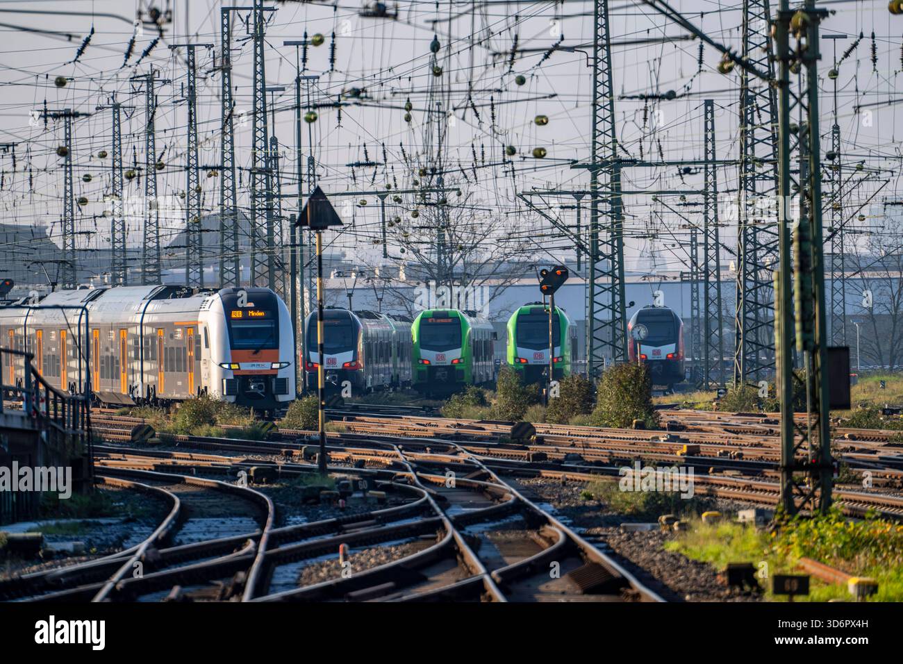 Nahverkehr Züge auf den Gleisen, westlich des Hauptbahnhofs von Dortmund, S-Bahn, RRX Zug, NRW, Deutschland HBF DO *** Nahverkehr Züge auf den Gleisen, westlich des Dortmunder Hauptbahnhofs, S-Bahn, RRX Zug, NRW, Deutschland Hauptbahnhof DO Stockfoto