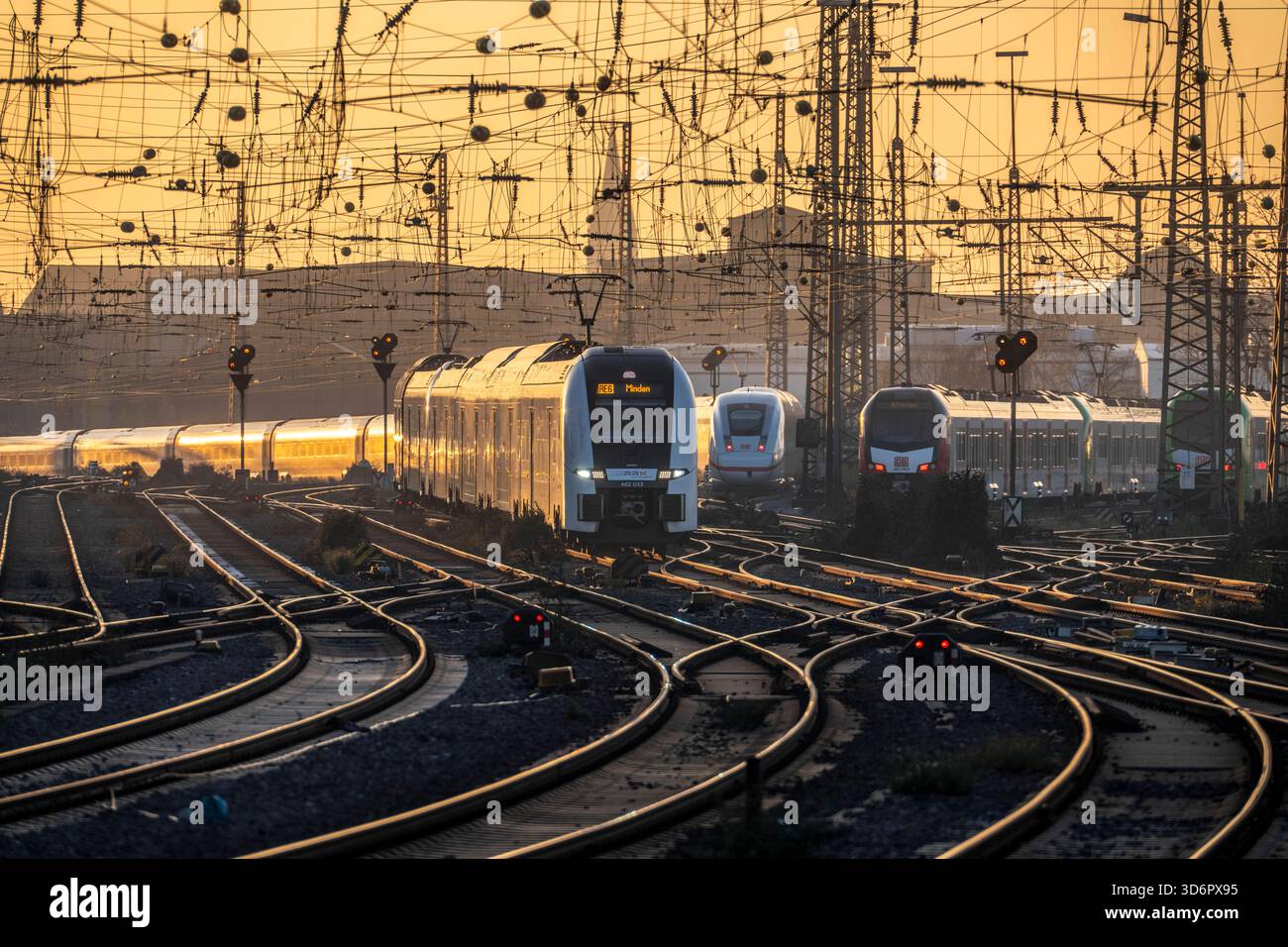 Nahverkehr Züge auf den Gleisen, westlich des Hauptbahnhofs von Dortmund, ICE, RRX Zug, NRW, Deutschland HBF DO *** Lokalzüge auf den Gleisen, westlich des Dortmunder Hauptbahnhofs, ICE, RRX Zug, NRW, Deutschland Hauptbahnhof DO Stockfoto