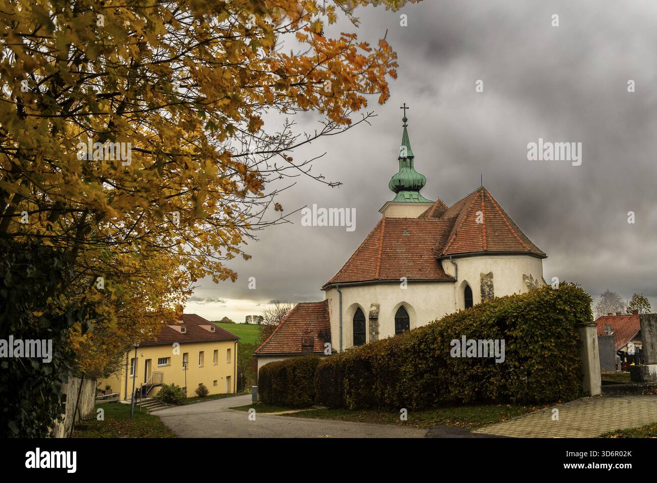 Idyllischer Dorfblick mit rotem Ziegeldach unter dramatischem Himmel, Oberleis Ernstbrunn Weinviertel Niederösterreich Stockfoto