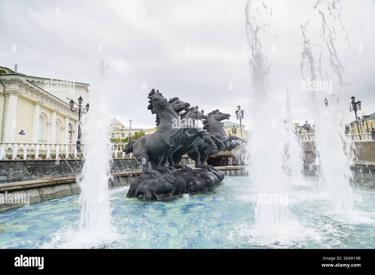 MOSKAU, RUSSLAND - 24. JULI 2015. Brunnen vier Jahreszeiten auf dem Manezh-Platz in Moskau. Komplexe Brunnen zwischen dem Alexander Garden und Manezh Sq Stockfoto