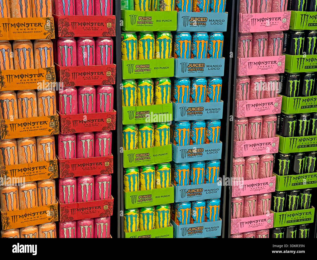Almere, Niederlande - 19. Juni 2025: Stapel verschiedener Monster Energy Trays. Stockfoto