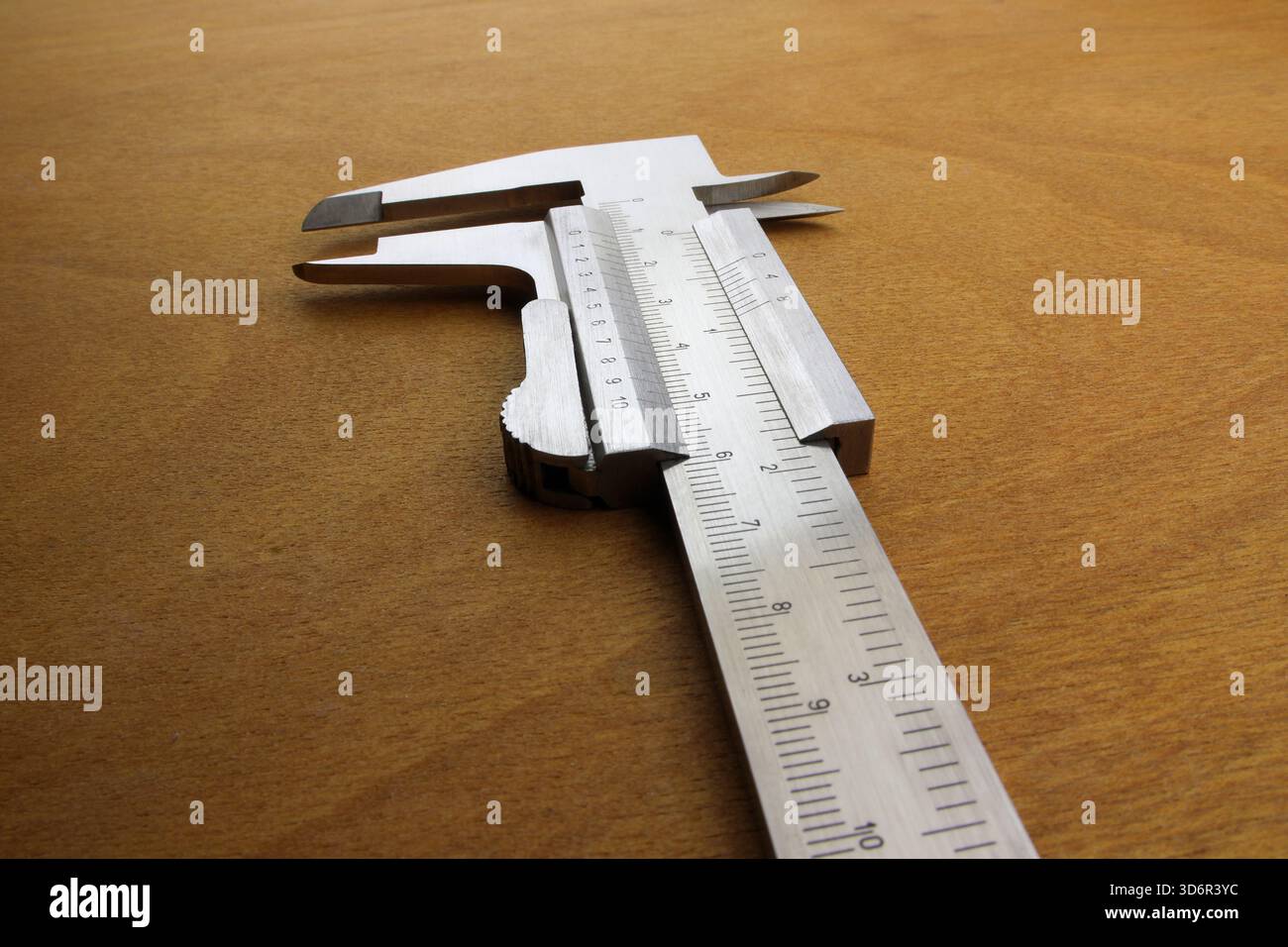 Messschieber auf dem Display. Einsatzbereit für die DIY-Bearbeitung präziser Messlineal Stockfoto