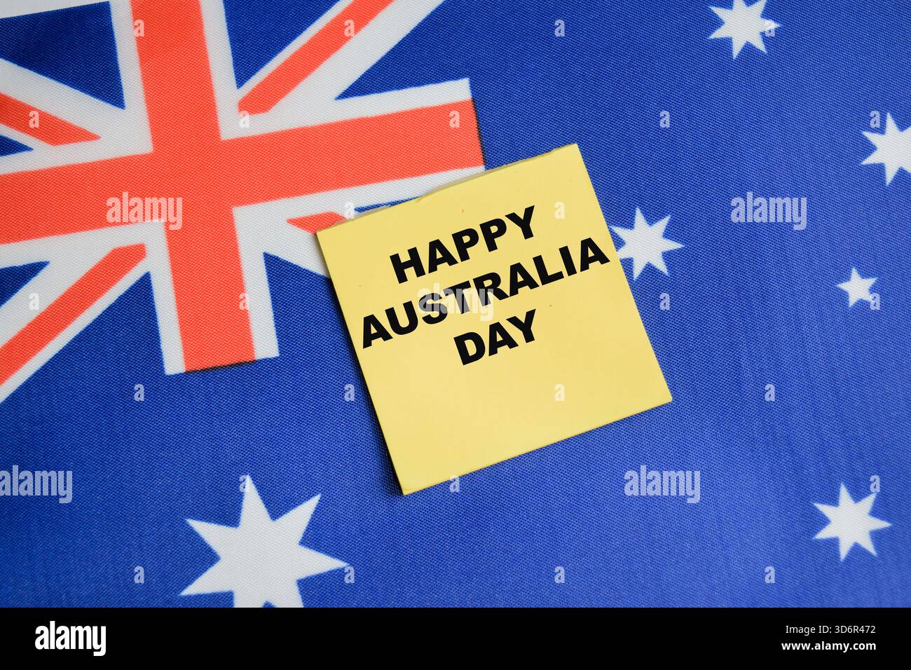 Das Konzept des Happy Australia Day schreibt auf Haftnotizen mit australischer Flagge. Stockfoto