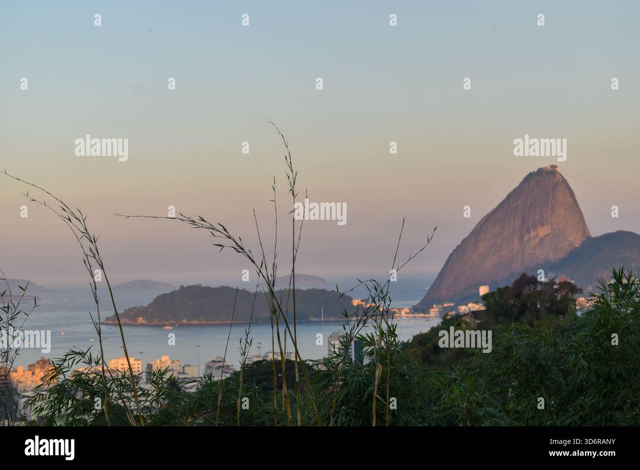 Rio de Janeiro Pastel Nachmittagshimmel – urbane Küste mit blauem Gelb-Rosa-Horizont Stockfoto