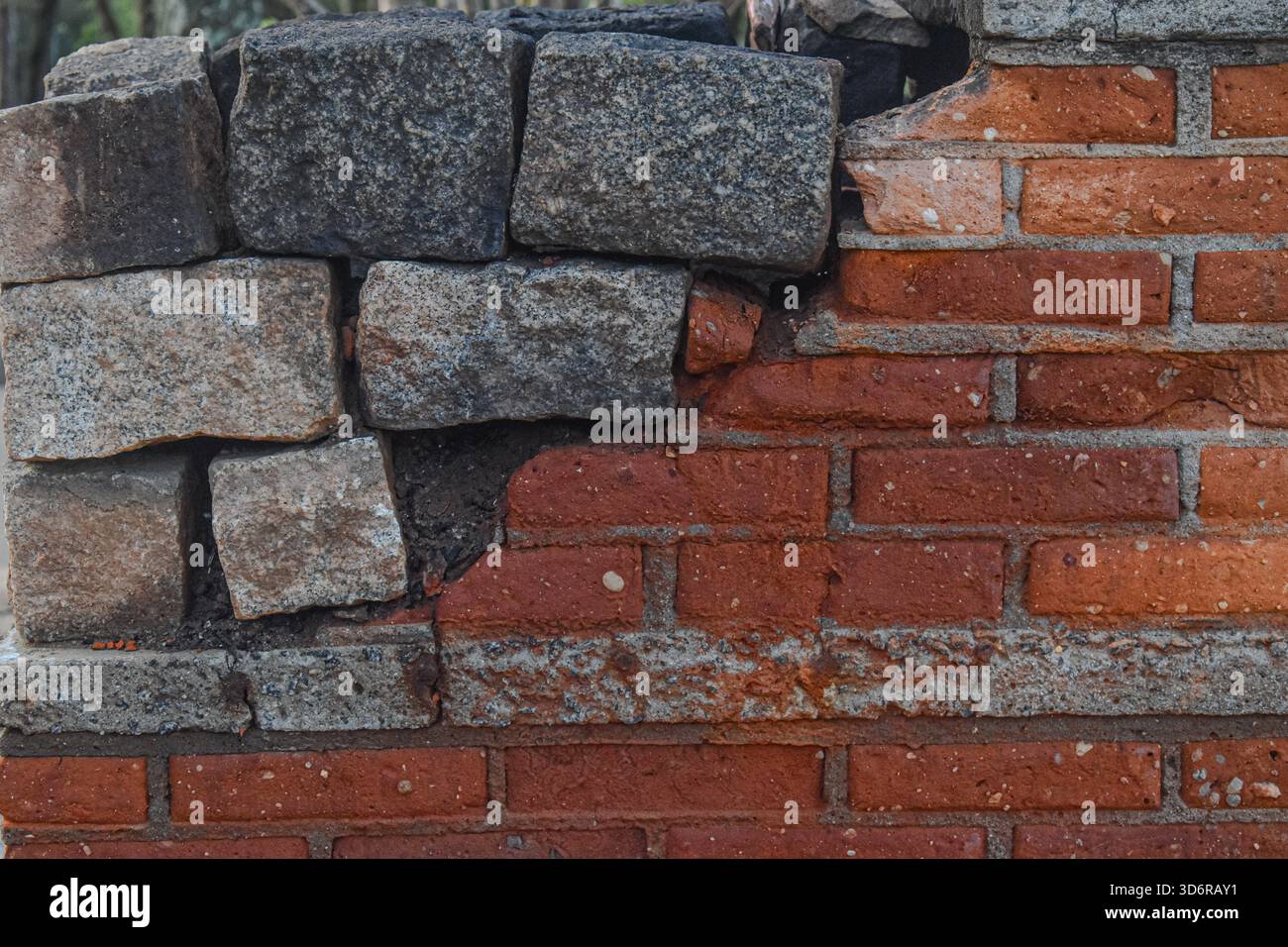 Rote Ziegelwand Mit Grauem Patch – Rustikales Mauerwerk In Nahaufnahme Stockfoto