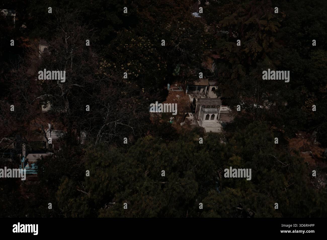 Mexiko, Cdmx, Mexiko. November 2025. Auf dem Dolores-Friedhof in Mexiko-Stadt führten Ermittlungspolizisten, Feuerwehrleute, Gruppen von Verwandten vermisster Personen und Mitarbeiter des Institute of Forensic Sciences and Expert Services (INCIFO) eine beispiellose Operation in der Stadt durch: Die Eröffnung und Ausgrabung eines Massengräbers. Der Zweck der Exhumierung war es, menschliche Überreste aus den ersten drei Ebenen für DNA-Tests zu sammeln und zu versuchen, Opfer des Verschwindenlassens zu finden, die nie von ihren Familien identifiziert oder gefunden wurden. Während der heutigen Arbeit haben sie bis zu einer Tiefe von ap ausgegraben Stockfoto