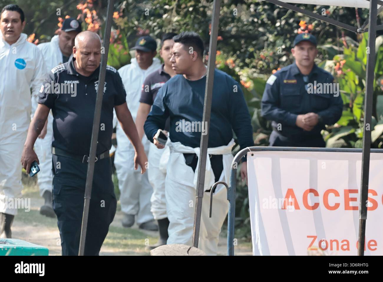 Mexiko, Cdmx, Mexiko. November 2025. Auf dem Dolores-Friedhof in Mexiko-Stadt führten Ermittlungspolizisten, Feuerwehrleute, Gruppen von Verwandten vermisster Personen und Mitarbeiter des Institute of Forensic Sciences and Expert Services (INCIFO) eine beispiellose Operation in der Stadt durch: Die Eröffnung und Ausgrabung eines Massengräbers. Der Zweck der Exhumierung war es, menschliche Überreste aus den ersten drei Ebenen für DNA-Tests zu sammeln und zu versuchen, Opfer des Verschwindenlassens zu finden, die nie von ihren Familien identifiziert oder gefunden wurden. Während der heutigen Arbeit haben sie bis zu einer Tiefe von ap ausgegraben Stockfoto