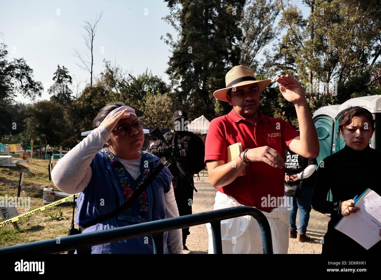 Mexiko, Cdmx, Mexiko. November 2025. Auf dem Dolores-Friedhof in Mexiko-Stadt führten Ermittlungspolizisten, Feuerwehrleute, Gruppen von Verwandten vermisster Personen und Mitarbeiter des Institute of Forensic Sciences and Expert Services (INCIFO) eine beispiellose Operation in der Stadt durch: Die Eröffnung und Ausgrabung eines Massengräbers. Der Zweck der Exhumierung war es, menschliche Überreste aus den ersten drei Ebenen für DNA-Tests zu sammeln und zu versuchen, Opfer des Verschwindenlassens zu finden, die nie von ihren Familien identifiziert oder gefunden wurden. Während der heutigen Arbeit haben sie bis zu einer Tiefe von ap ausgegraben Stockfoto