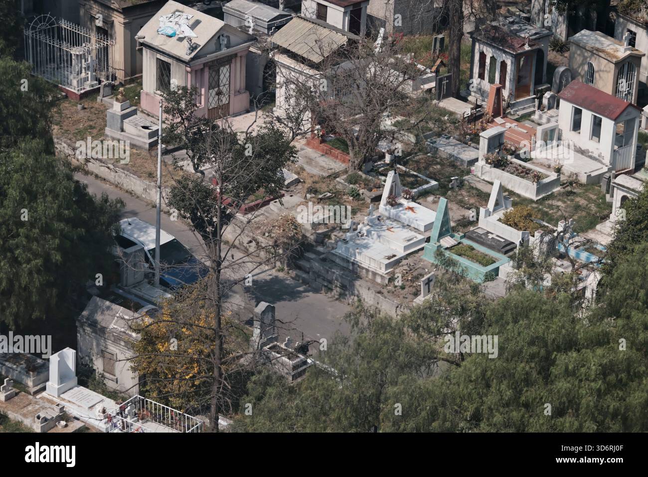 Mexiko, Cdmx, Mexiko. November 2025. Auf dem Dolores-Friedhof in Mexiko-Stadt führten Ermittlungspolizisten, Feuerwehrleute, Gruppen von Verwandten vermisster Personen und Mitarbeiter des Institute of Forensic Sciences and Expert Services (INCIFO) eine beispiellose Operation in der Stadt durch: Die Eröffnung und Ausgrabung eines Massengräbers. Der Zweck der Exhumierung war es, menschliche Überreste aus den ersten drei Ebenen für DNA-Tests zu sammeln und zu versuchen, Opfer des Verschwindenlassens zu finden, die nie von ihren Familien identifiziert oder gefunden wurden. Während der heutigen Arbeit haben sie bis zu einer Tiefe von ap ausgegraben Stockfoto