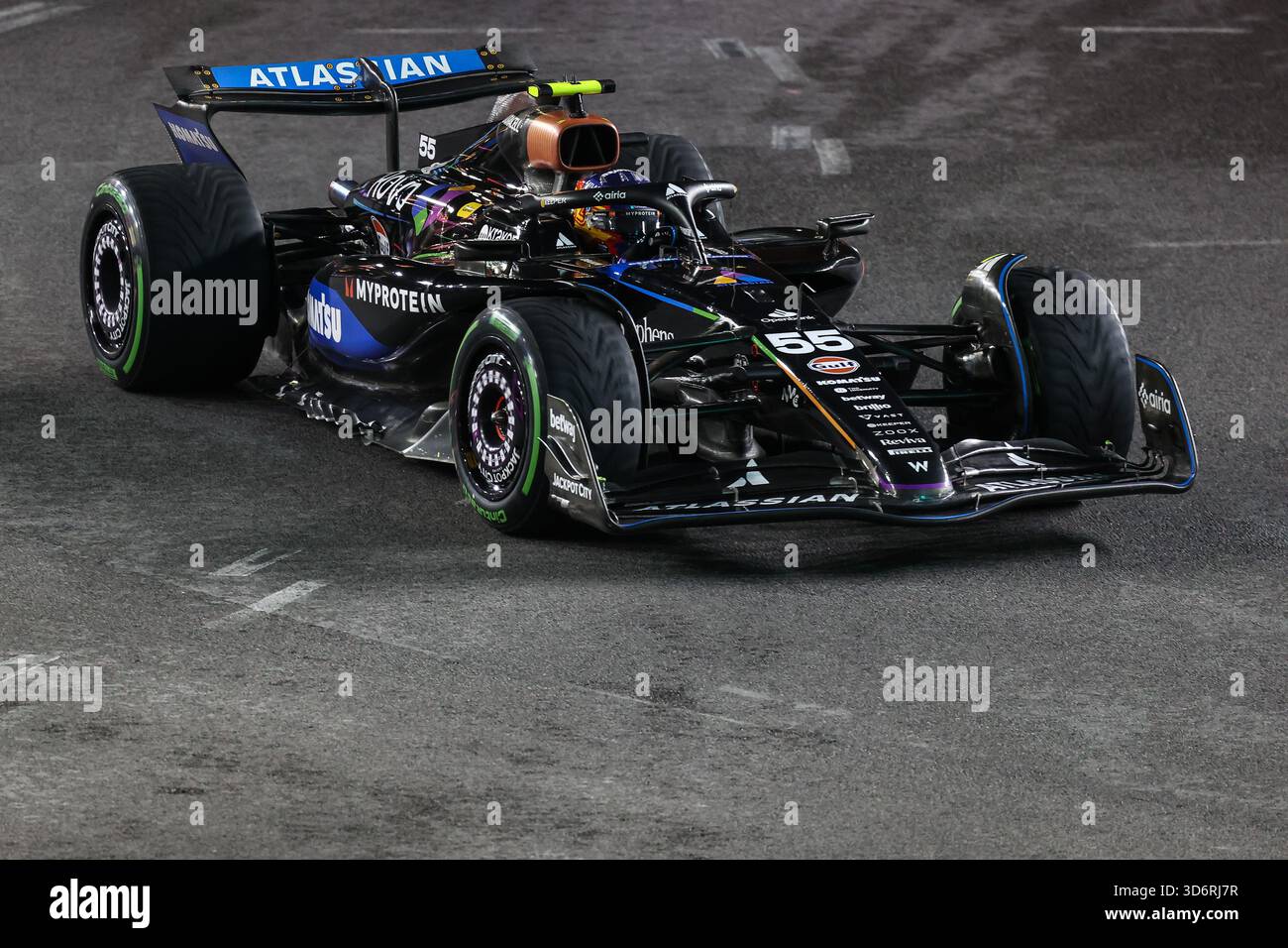 Las Vegas, NV, USA. November 2025. Atlassian Williams Racing, Mercedes-Pilot Carlos Sainz (55) fährt während des dritten Trainings beim Formel 1 Heineken Las Vegas Grand Prix in Las Vegas, NV. Christopher Trim/CSM/Alamy Live News Stockfoto