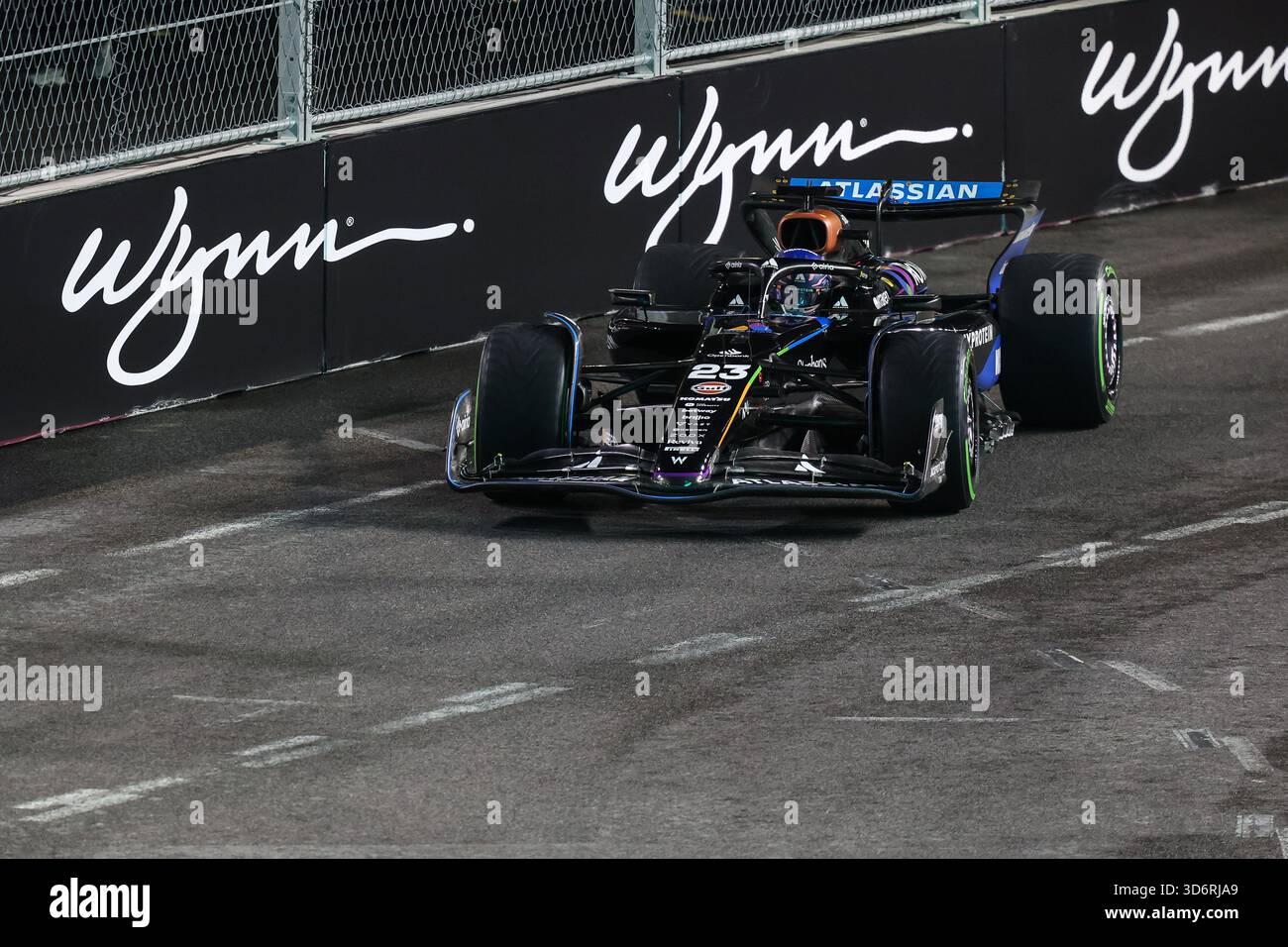 Las Vegas, NV, USA. November 2025. Atlassian Williams Racing, Mercedes-Pilot Alexander Albon (23) fährt während des dritten Trainings beim Formel 1 Heineken Las Vegas Grand Prix in Las Vegas, NV. Christopher Trim/CSM/Alamy Live News Stockfoto