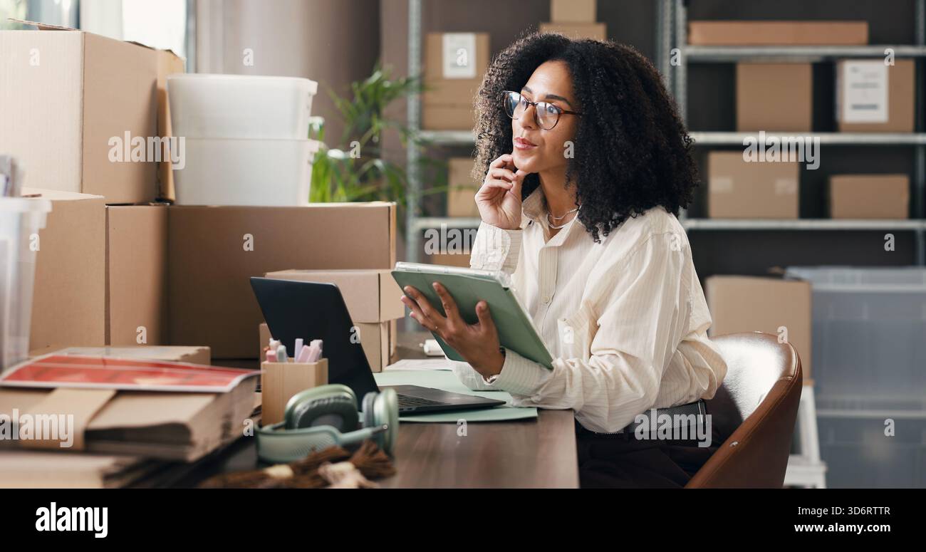 Logistik, Tablet und Denken mit Frau im Versandlager für Lieferung oder Versand. App, Planung und Supply Chain Management mit Stockfoto
