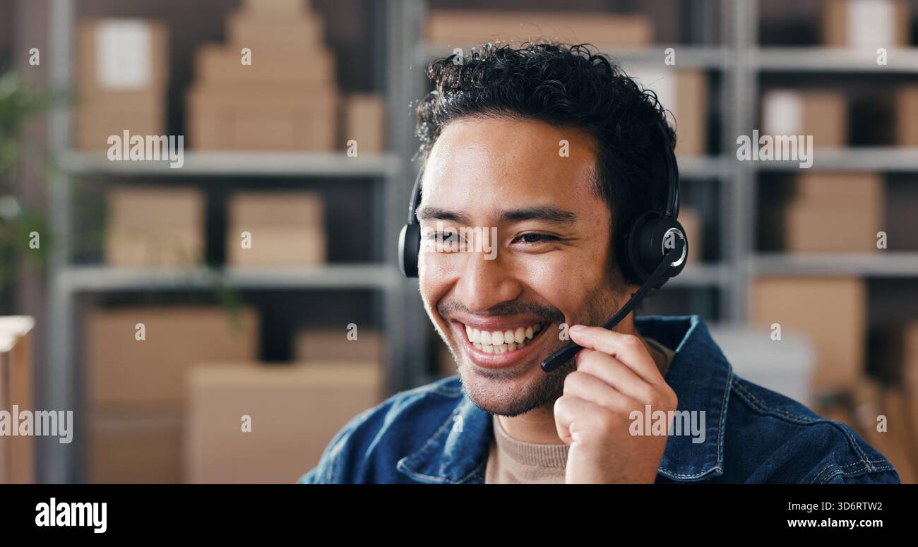 Headset, Logistik und Mann im Büro für Kundensupport, Bestellinformationen oder Vertrieb. Versand, Hilfe und zufriedene Mitarbeiter mit Mikrofon für die Lieferkette Stockfoto