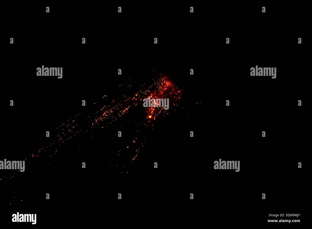 Eruptionsglühen und Lavaflüsse auf dem kargen Inselvulkan Stockfoto