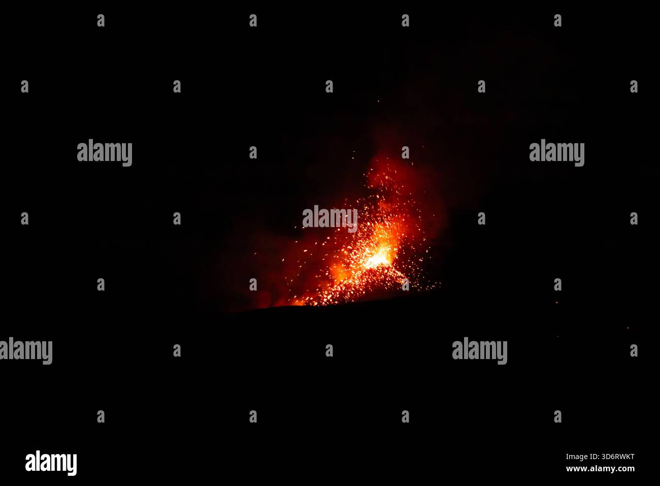 Explosiver Strombolianer-Eruption bei Nacht auf dem kargen Island-Vulkan Stockfoto