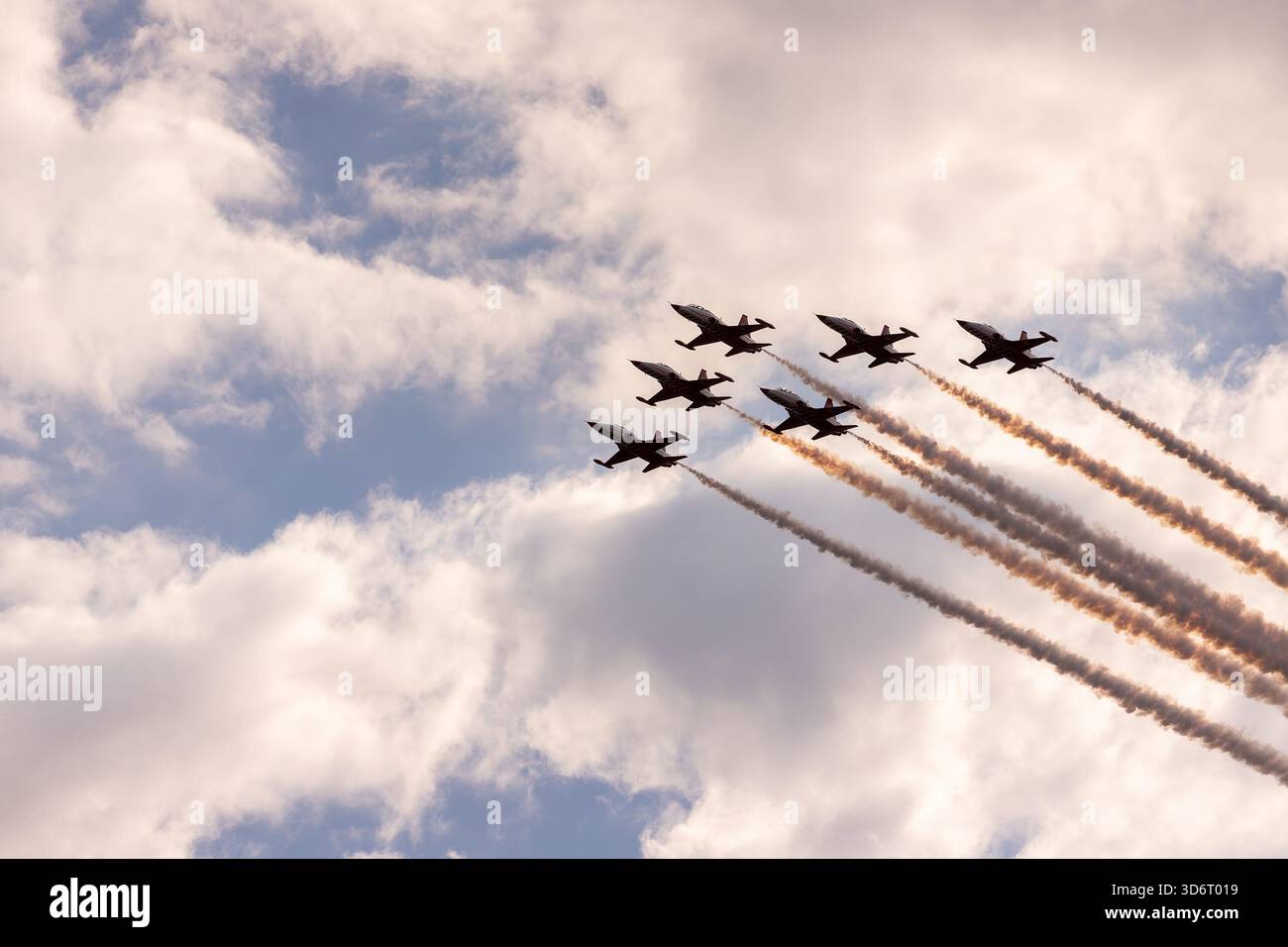 Baku. Aserbaidschan. 05.06.2022. Militärische Kampfjets, die beim Technofest Rauch aussenden. Stockfoto