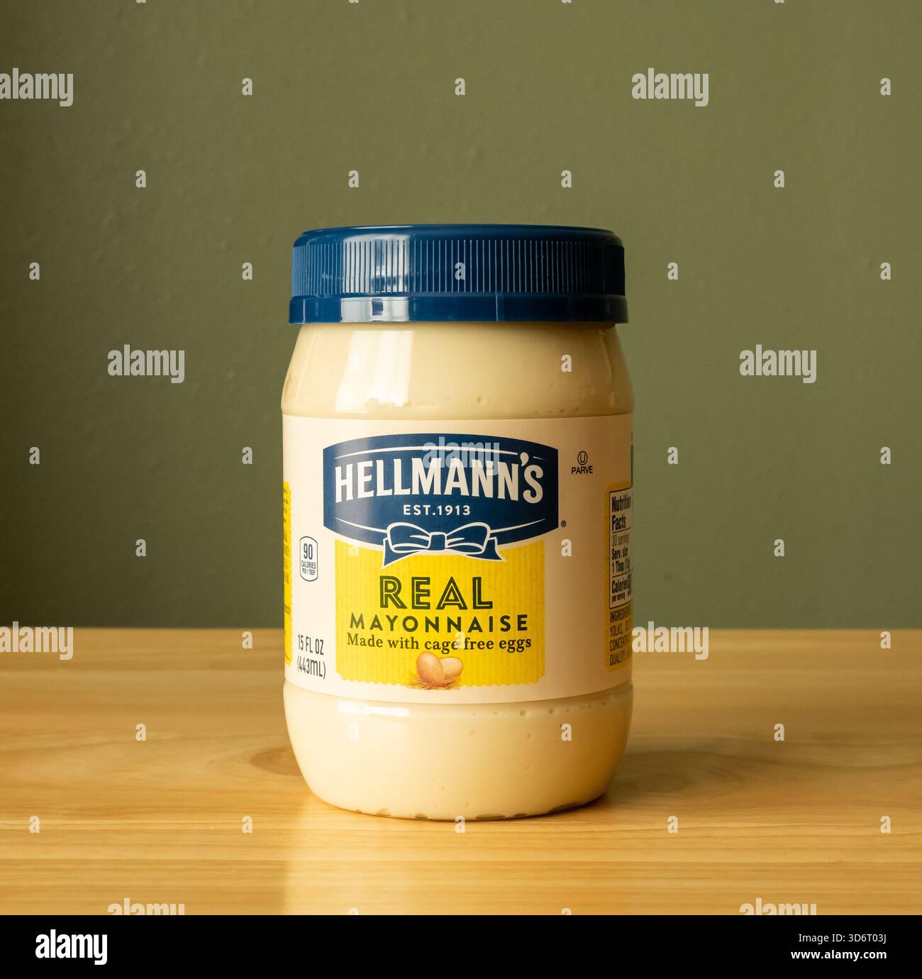 BEMIDJI, MN - 20. MAI 2020: Glas mit Hellmanns Mayonnaise auf einer Holztheke. Stockfoto