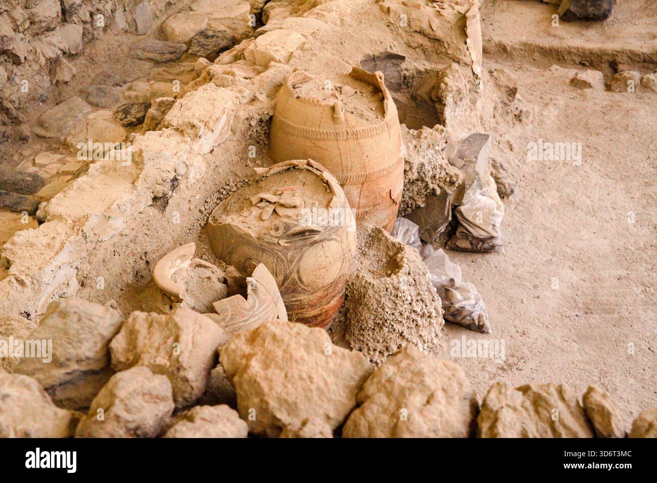 Der Vulkanausbruch auf Santorin im Jahr 1600 v. Chr. zerstörte die Insel Santorin und zerstörte die minoische Siedlung bei Akrotiri sowie die nahe gelegenen Inseln. Stockfoto
