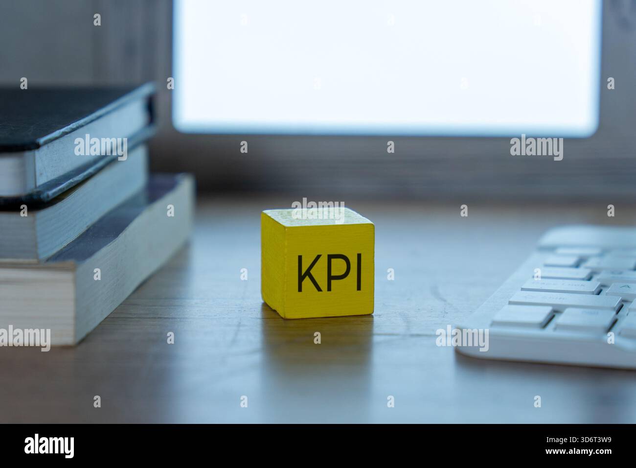 Ein gelber Holzblock mit der Aufschrift „KPI“ auf einem Holztisch. Leistungskennzahl, Produktivitätskonzept. Stockfoto