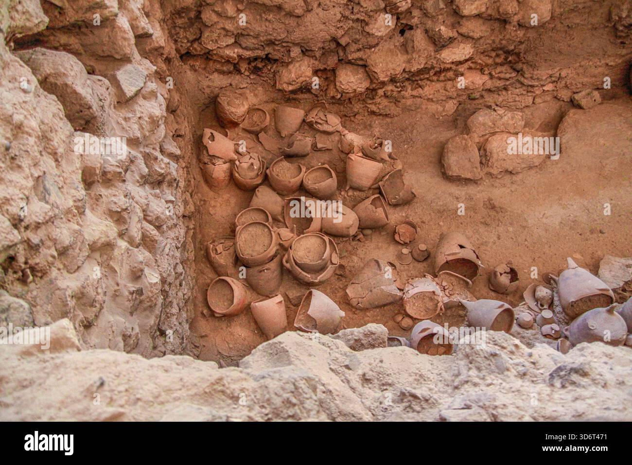 Der Vulkanausbruch auf Santorin im Jahr 1600 v. Chr. zerstörte die Insel Santorin und zerstörte die minoische Siedlung bei Akrotiri sowie die nahe gelegenen Inseln. Stockfoto