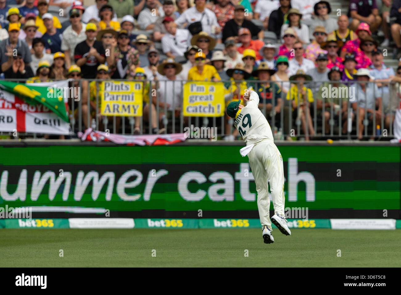 Perth, Australien. November 2025. Steve Smith (c) aus Australien macht einen Fang während des NRMA Insurance Ashes First Test Day 2 Australien vs England im Optus Stadium, Perth, Australien, 22. November 2025 (Foto: Santanu Banik/News Images) *** GER AUT SUI OUT *** in Perth, Australien am 22.11.2025. (Foto: Santanu Banik/News Images/SIPA USA) Credit: SIPA USA/Alamy Live News Stockfoto