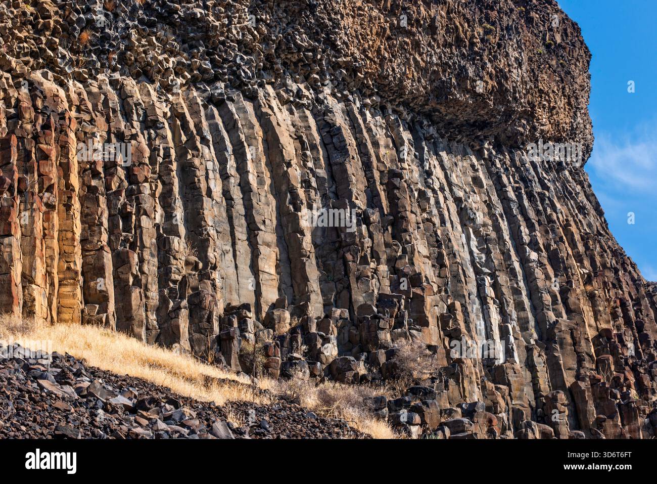 Palisades säulenförmiges Basaltgestein über dem South Fork Crooked River am Lower Palisades Campground, südlich von Prineville, High Desert Region, Oregon, USA Stockfoto