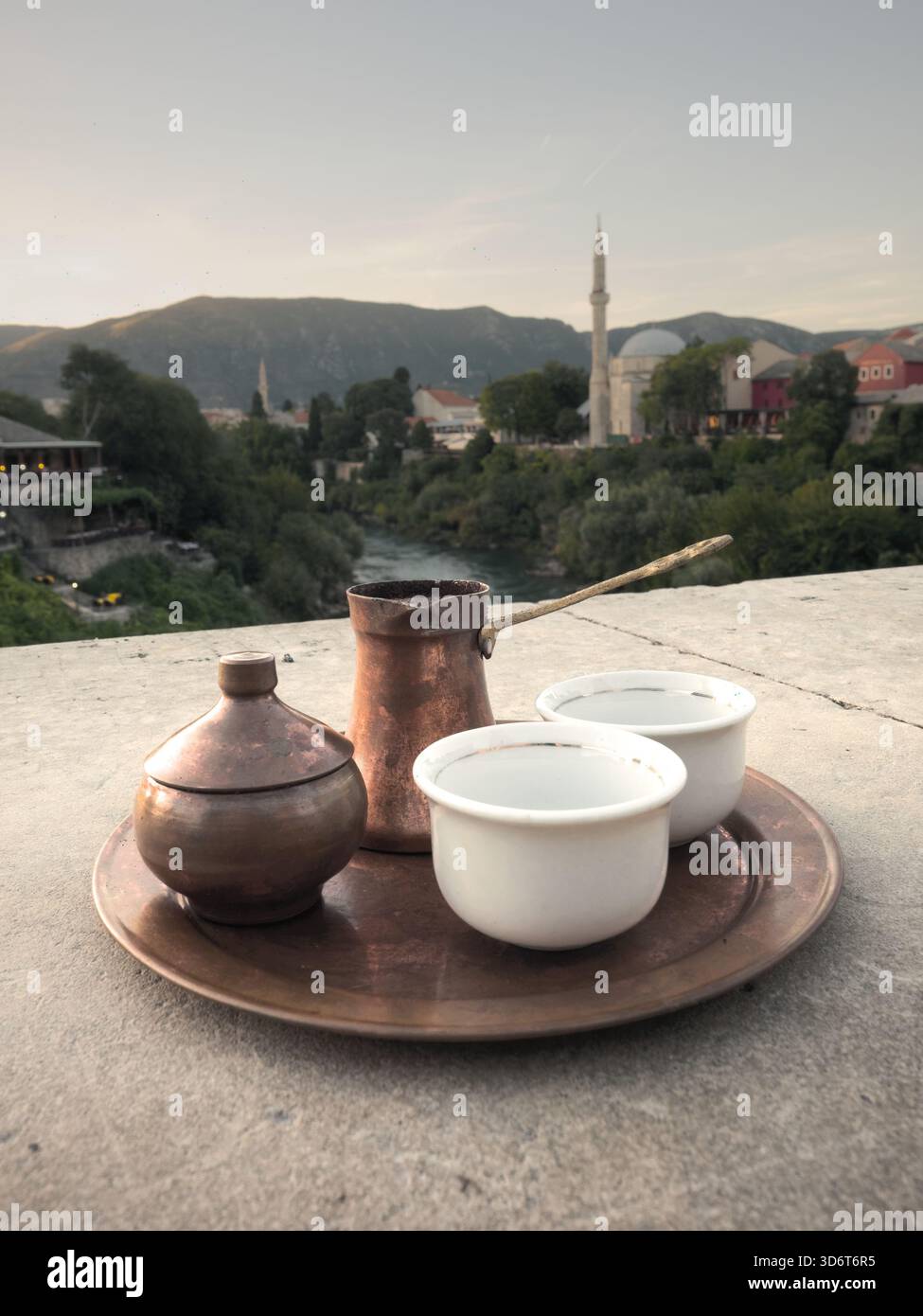 Traditioneller türkischer Kaffee auf Stari Most in Mostar, Bosnien und Herzegowina Stockfoto