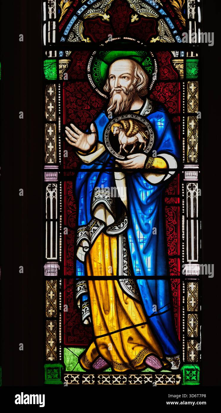 Buntglasfenster des Evangeliumsautors Luke, All Saints christian Church, Fulham, England. Stockfoto