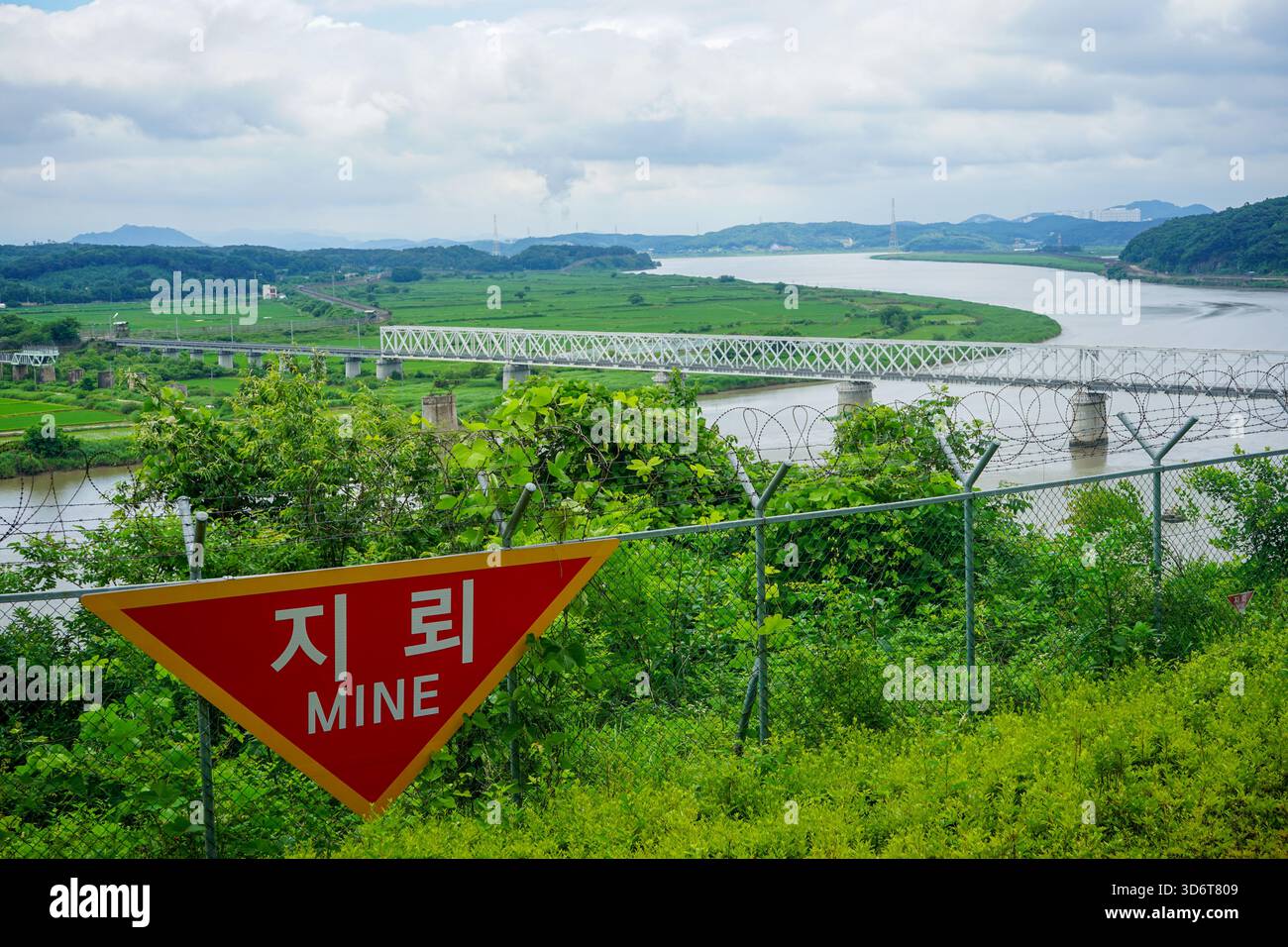 Blick nach Südkorea aus der koreanischen DMZ, hinter einem Stacheldrahtzaun und Replik-Warnschild für Landminen in Paju, Gyeonggi-Do, Südkorea Stockfoto