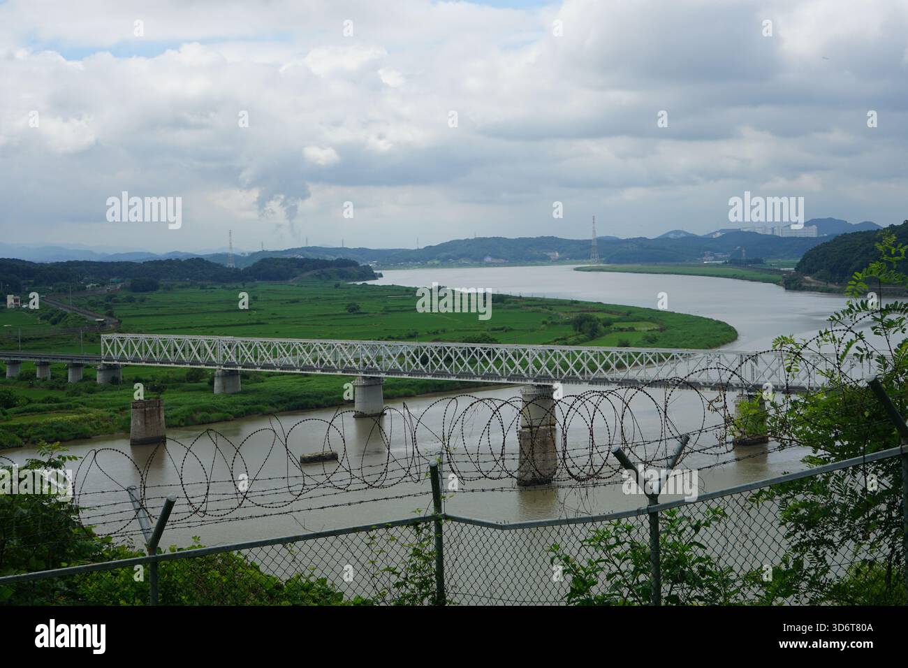 Blick nach Südkorea aus der koreanischen DMZ, hinter einem Stacheldrahtzaun in Paju, Gyeonggi-Do, Südkorea Stockfoto